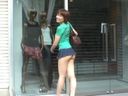 【曝光】露出可愛笑容的超美腿姐穿著超短裙在城市散步